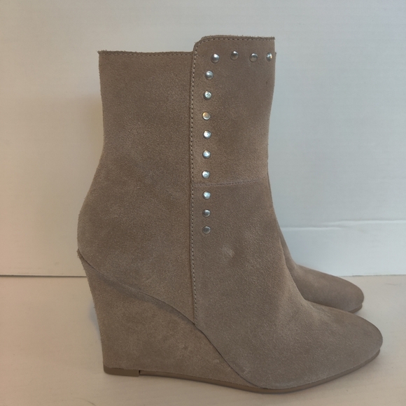 Coconut by Matisse Ankle bootsColor Taupe, Upper Cow SuedeSize 6M Women's Like - Picture 1 of 9